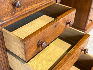 Antiek bureau, klassiek Engels bureau, eikenhout, rood leer, 695