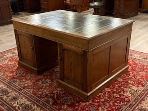 Bureau ancien 477 - Bureau anglais classique, cuir vert avec garnitures dorées, poignées en bois, bois de chêne clair