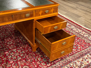 Vintage bureau, klassiek Engels bureau, kersenhout, groen leer, 613