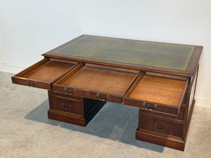 Vintage bureau, klassiek Engels bureau, notenhout, groen leer, 700