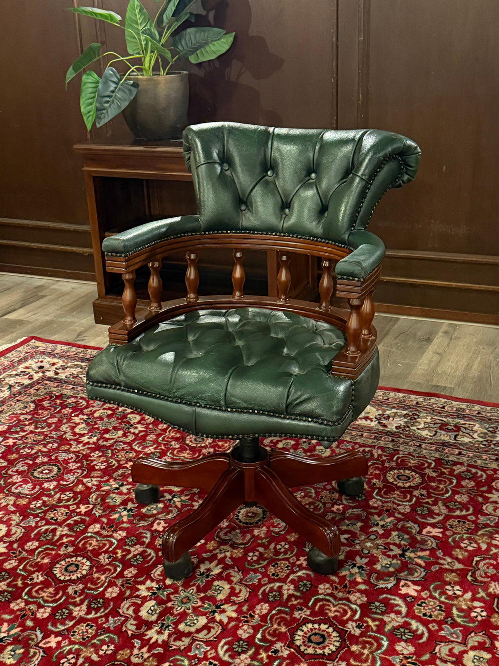 Vintage stoel, Chesterfield, mahoniehout, groen leer, 124