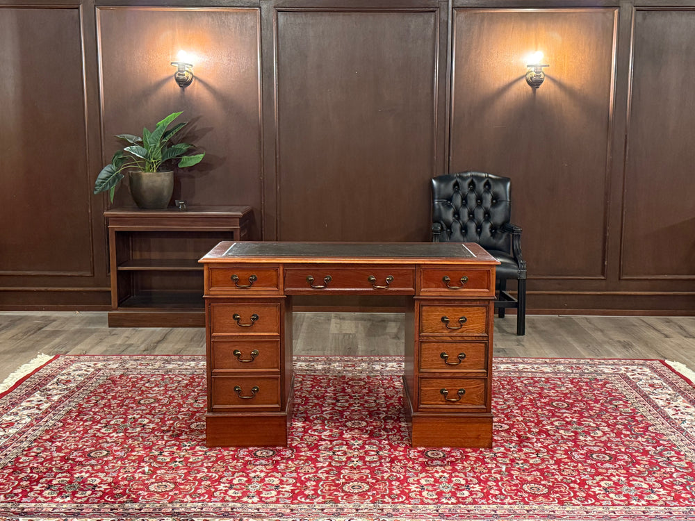 Vintage bureau, klassiek Engels bureau, mahoniehout, groen leer, 584