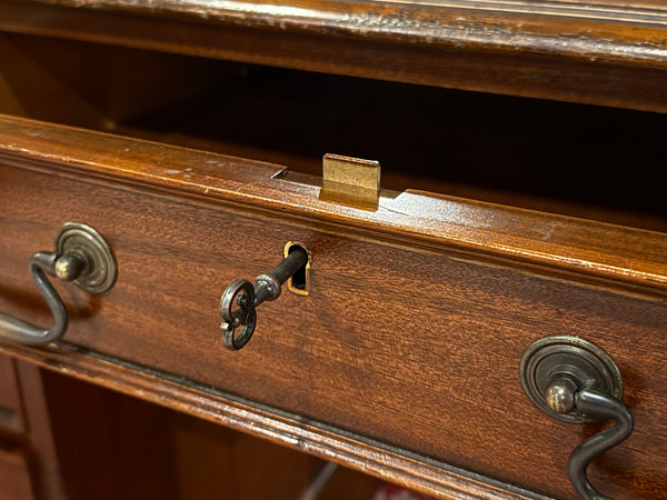 Vintage bureau, klassiek Engels bureau, mahoniehout, groen leer, 624