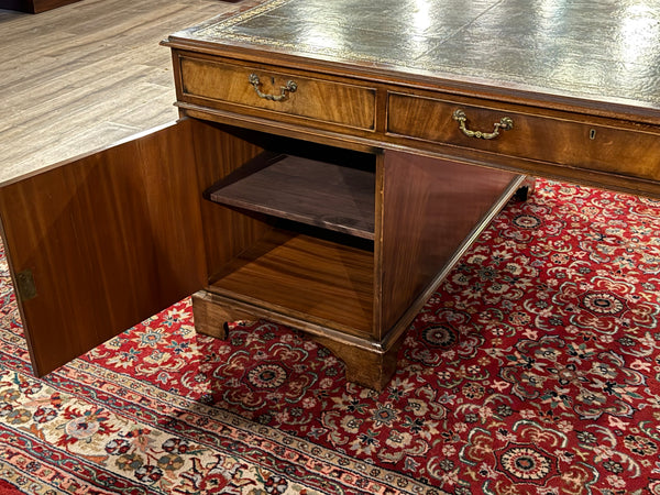 Vintage bureau, partnerdesk, klassiek Engels bureau, notenhout, groen leer, 657