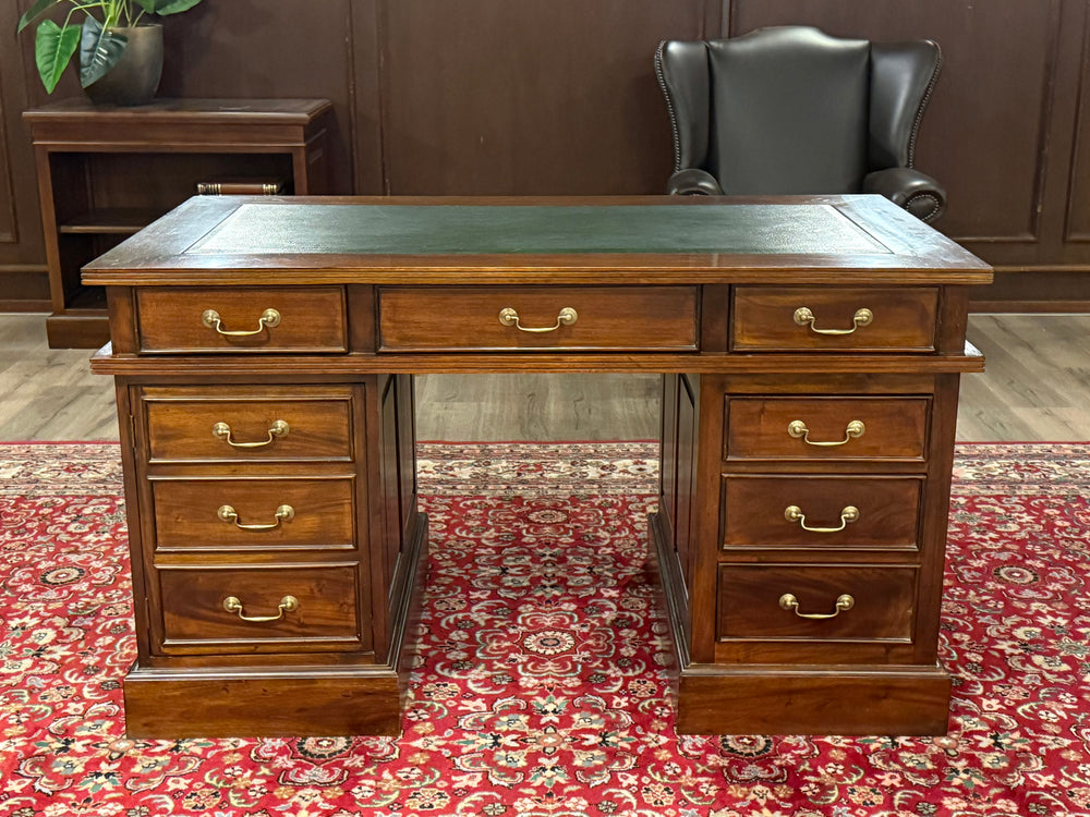Vintage bureau, klassiek Engels bureau , mahoniehout, groen leer, 679