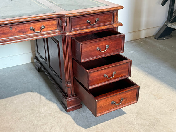 Vintage bureau, klassiek Engels bureau, mahoniehout, groen leer, 715