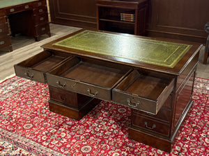 Vintage-Schreibtisch, klassischer englischer Schreibtisch, Nussbaumholz, grünes Leder, 641