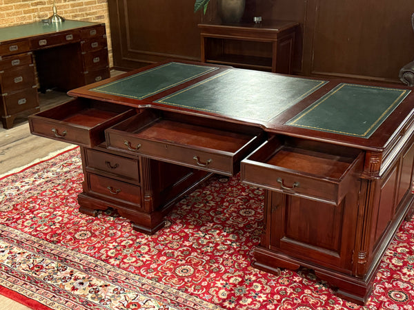 Vintage bureau, partnerdesk, klassiek Engels bureau, mahoniehout, groen leer, 615