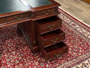 Bureau vintage, bureau anglais classique, acajou, cuir vert, 684