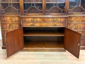 Vintage boekenkast, klassieke Engelse buffetkast, facet glas, notenhout