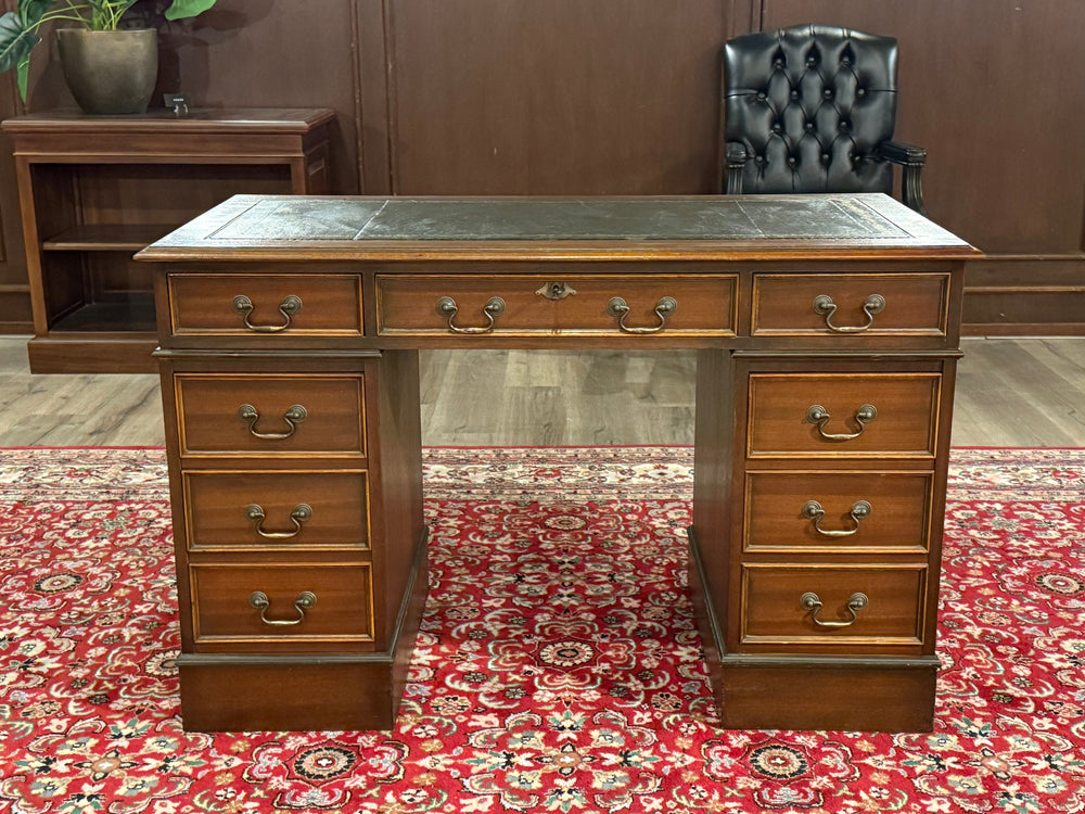 Vintage bureau, klassiek Engels bureau, mahoniehout, groen leer, 583