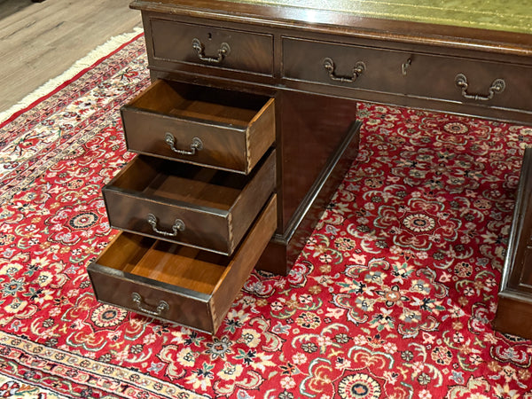 Vintage-Schreibtisch, klassischer englischer Schreibtisch, Nussbaumholz, grünes Leder, 641