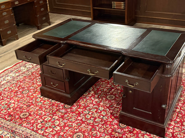 Bureau vintage, bureau anglais classique, acajou, cuir vert, 649