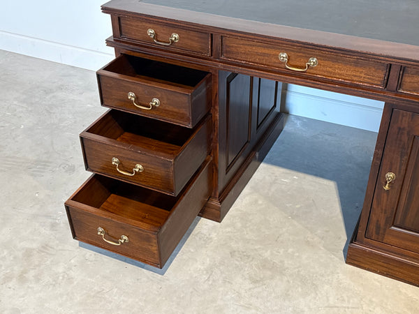 Vintage bureau, klassiek Engels bireau, mahoniehout, zwart leer, 693