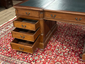 Vintage bureau, partnerdesk, klassiek Engels bureau, mahoniehout, groen leer, 632