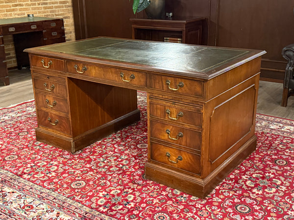 Vintage bureau, klassiek Engels bureau, notenhout, groen leer, 619