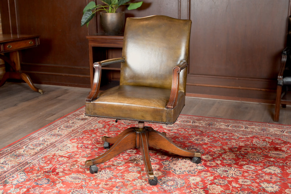 Chaise vintage 243, cuir vert, chêne, Chesterfield