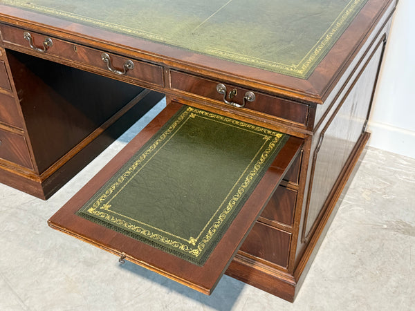 Vintage bureau, klassiek Engels bureau, notenhout, groen leer, 700