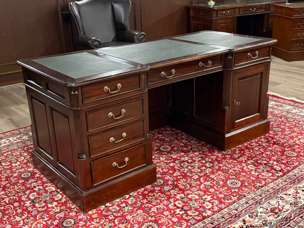 Bureau vintage, bureau anglais classique, acajou, cuir vert, 645