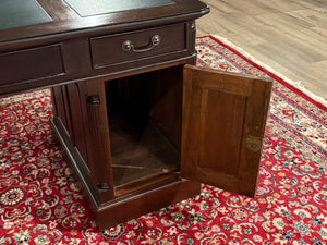 Bureau vintage, bureau anglais classique, acajou, cuir vert, 648