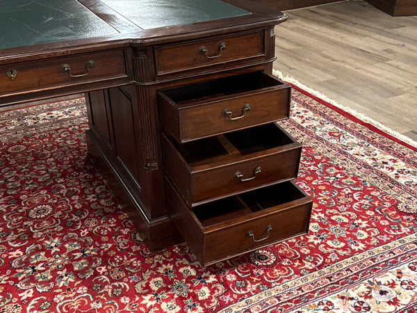 Vintage bureau, partnerdesk, klassiek Engels bureau, mahoniehout, groen leer, 616