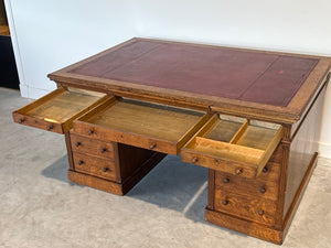 Antiek bureau, klassiek Engels bureau, eikenhout, rood leer, 695