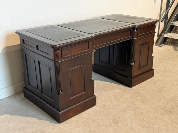 Vintage bureau, klassiek Engels bureau, mahoniehout, groen leer, 701