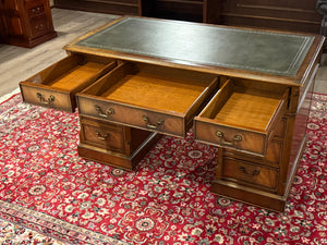 Vintage bureau, klassiek Engels bureau, notenhout, groen leer, 665