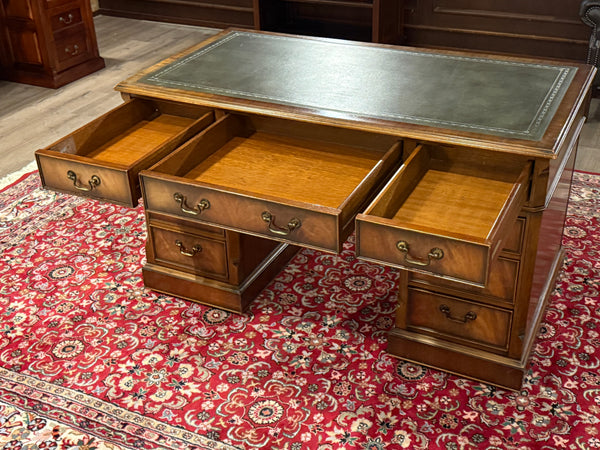 Vintage bureau, klassiek Engels bureau, notenhout, groen leer, 665