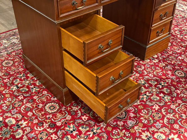 Vintage bureau, hoekbureau, klassiek Engels bureau, mahoniehout, groen leer, 624