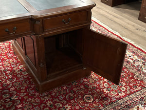 Vintage bureau, partnerdesk, klassiek Engels bureau, mahoniehout, groen leer, 632