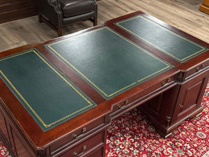 Vintage bureau, partnerdesk, klassiek Engels bureau, mahoniehout, groen leer, 634