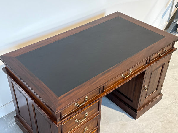 Vintage bureau, klassiek Engels bireau, mahoniehout, zwart leer, 693