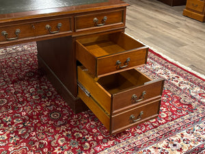 Vintage bureau, klassiek Engels bureau, mahoniehout, groen leer, 633