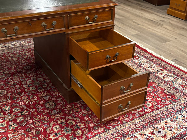 Vintage bureau, klassiek Engels bureau, mahoniehout, groen leer, 633