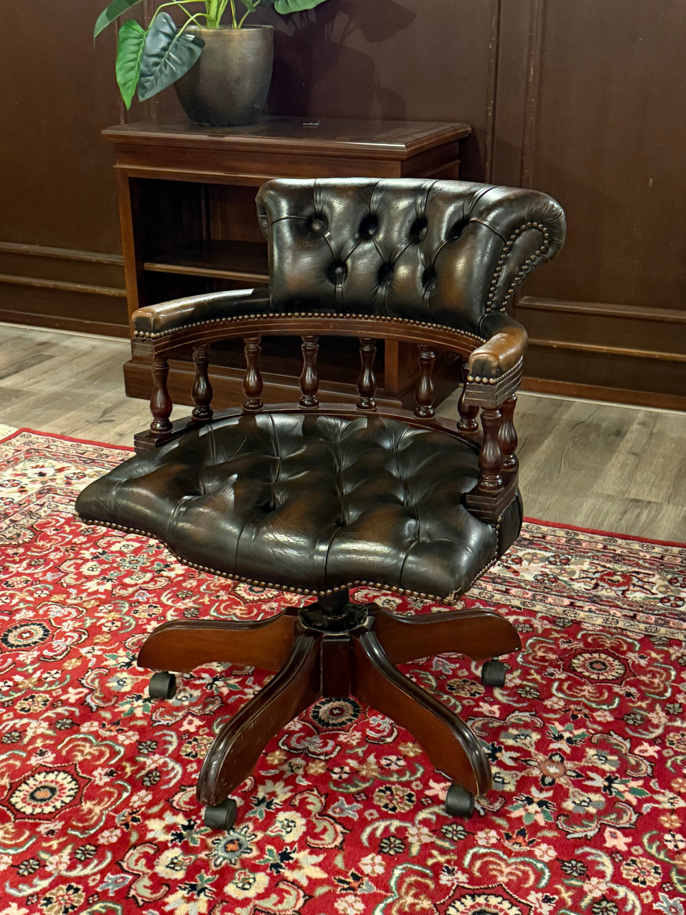 Vintage stoel, Chesterfield, eikenhout, bruin leer, 112