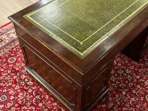 Vintage-Schreibtisch, klassischer englischer Schreibtisch, Nussbaumholz, grünes Leder, 641