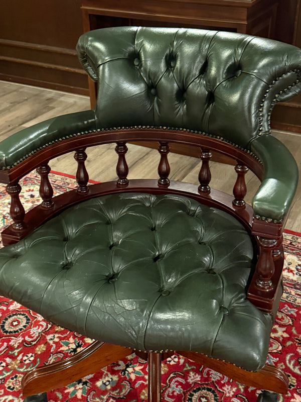 Vintage-Sessel, Chesterfield, Mahagoni, grünes Leder, 104