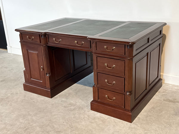 Vintage bureau, partnerdesk, klassiek Engels bureau, mahoniehout, groen leer, 696