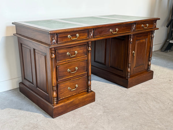 Vintage bureau, klassiek Engels bureau, mahoniehout, groen leer, 716