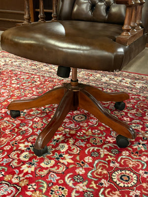Vintage stoel, Chesterfield, mahoniehout, bruin leer, 111