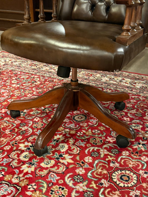 Vintage stoel, Chesterfield, mahoniehout, bruin leer, 111