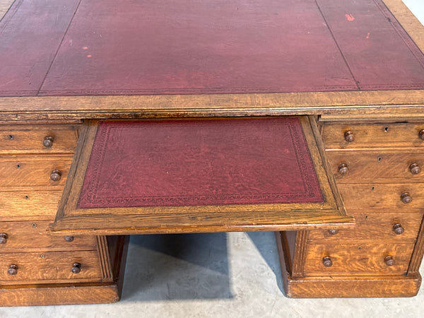 Antiek bureau, klassiek Engels bureau, eikenhout, rood leer, 695