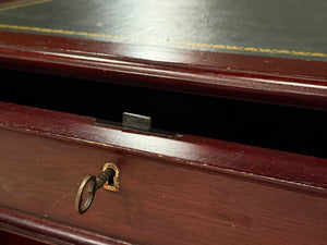 Vintage bureau, klassiek Engels bureau, partnerdesk , mahoniehout , groen leer, 566