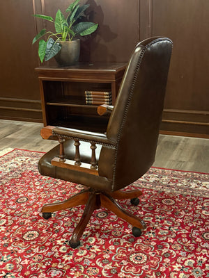 Vintage stoel, Chesterfield, mahoniehout, bruin leer, 111