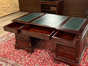 Vintage bureau, klassiek Engels bureau, mahoniehout, groen leer, 659