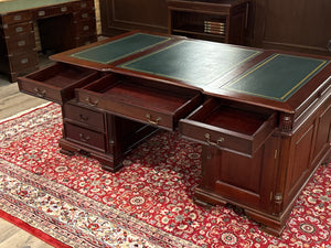 Vintage bureau, partnerdesk, klassiek Engels bureau, mahoniehout, groen leer, 634
