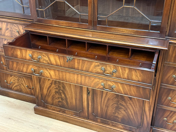 Vintage boekenkast, klassieke Engelse buffetkast, facet glas, notenhout