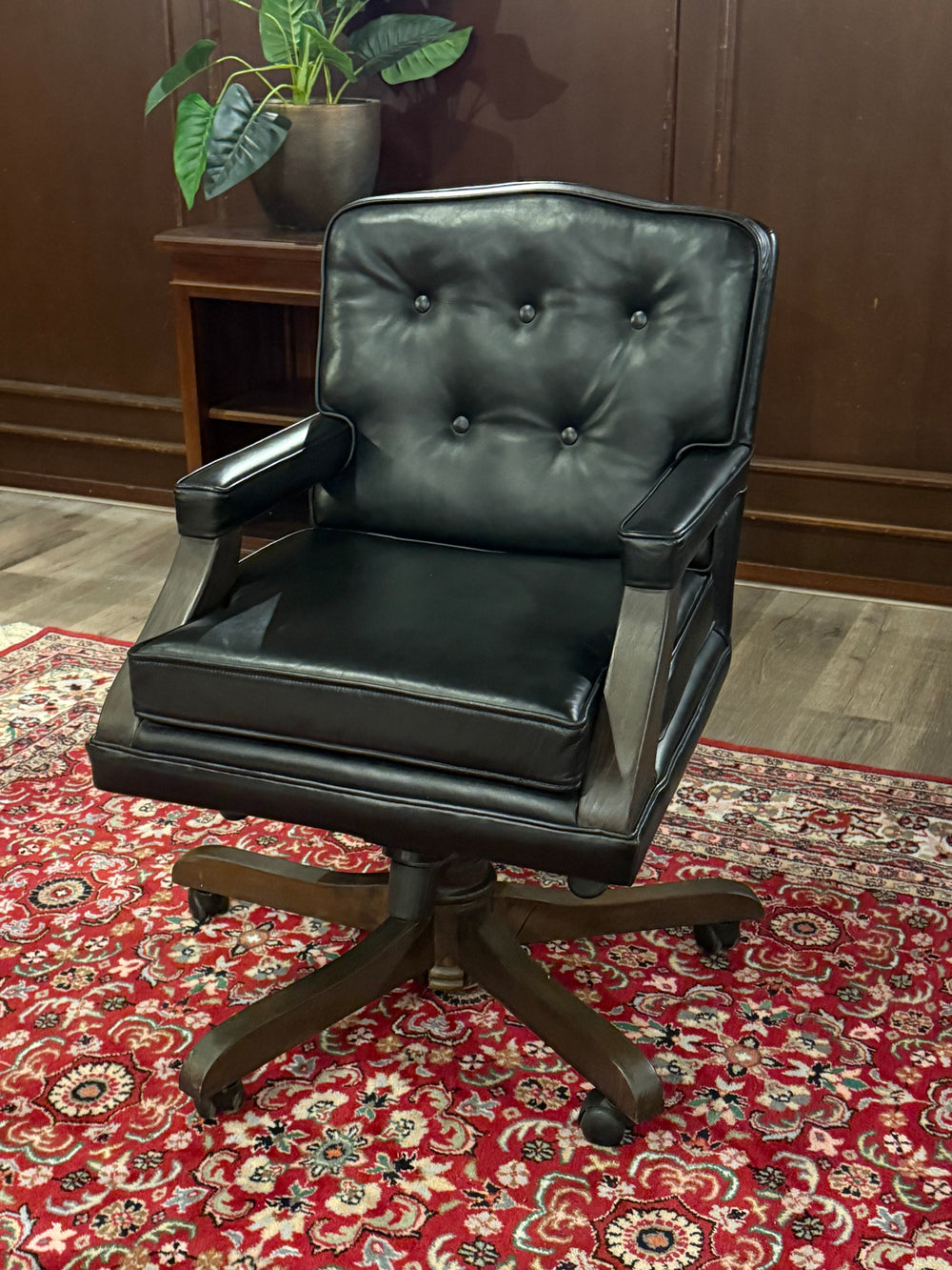 Vintage stoel, Chesterfield, teakhout, zwart leer, 116