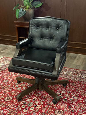 Vintage stoel, Chesterfield, teakhout, zwart leer, 116